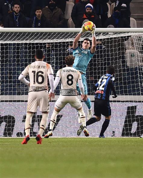 Goleiro da seleção argentina publica foto pelado ao agradecer namorada