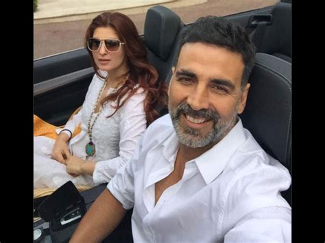 akshay kumar and twinkle khanna look so much in love in this new picture filmibeat