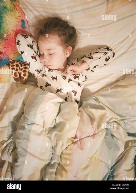 Niña De 5 Años De Dormir En Su Cama Con Puppy Pijamas Y Los Juguetes De