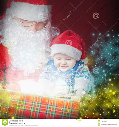Natale Bambino E Santa Che Aprono Una Scatola Di Regalo O Del Presente