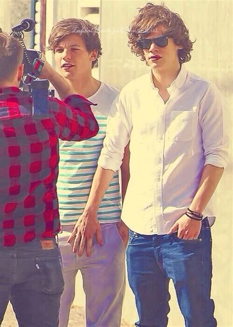 Harry Casually Touching Louis Crotch Bye Larry Stylinson Larry Louis And Harry