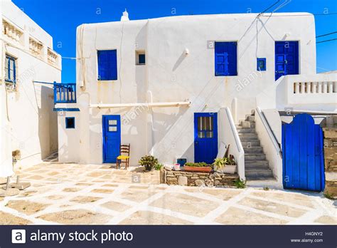 Wir machen den traum vom eigenen haus in griechenland direkt am mittelmeer wahr! Typisches griechisches Haus blaue Fenster und Türen in ...