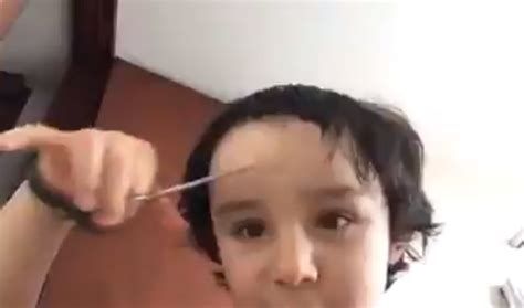 Este Niño Se Quitó El Miedo Y él Mismo Se Cortó El Cabello