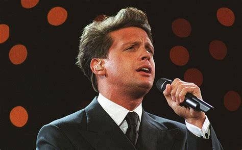 Luis Miguel - Look how Luis Miguel looked at 20 years old | RIGHT NOW News