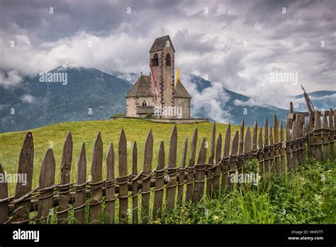Die Kirche Von San Giacomo Al Passo In Val Di Funes Stockfotografie Alamy