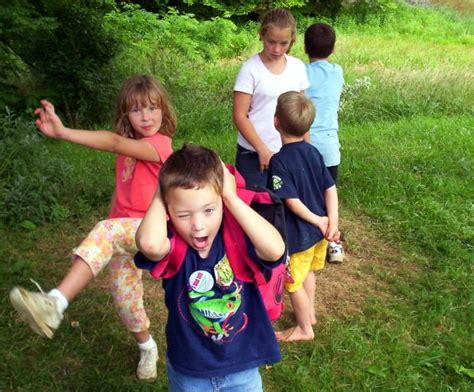 Generalmente durante esta edad el niño está reconociendo su propio mundo exterior, por tanto, es posible que no desee jugar con otros niños. Educando a los chiquitines: El juego es algo serio: jugar para crecer feliz y saludable