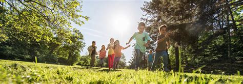 Te ofrecemos hasta 6 juegos para niños al aire libre, preferentemente para jugar en el bosque o en algún lugar en donde haya árboles y abunde la vegetación. La importancia del juego al aire libre