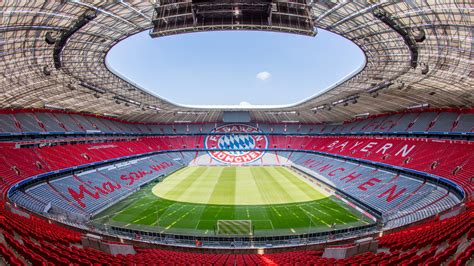 The allianz arena has a total capacity of 69,901 with standing and 66,000 seats (including executive boxes and business seats). Vorerst keine Spiele mit Zuschauern in der Allianz Arena