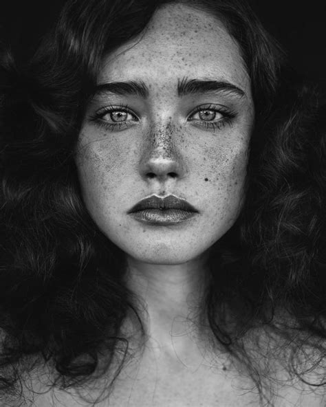 Agata Serge Fotografie Photography Portrait 美しい笑顔 美しい肖像画 ホワイトフォト 顔写真 女性のポートレート 顔の参考 人間の