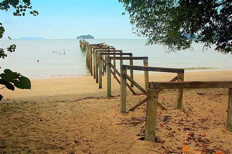 Jadi kesempatan besar bagi para wisatawan untuk mandi dan berenang di sini. In to The Sea of Love | Teluk Buih, Mersing, Johor ...
