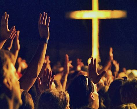 Should Singers Ask Audience To Raise Hands During Worship?