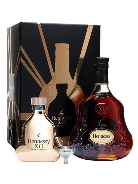 A T Pack Of Hennessy‘s Excellent Xo Cognac Complete With A Very Eye Catching Shiny Hipflask