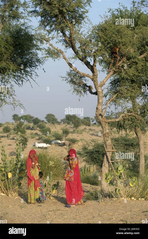 Indien Rajasthan Zwei Frauen In Der Wüste Mit Jodhpur Stockfotografie Alamy