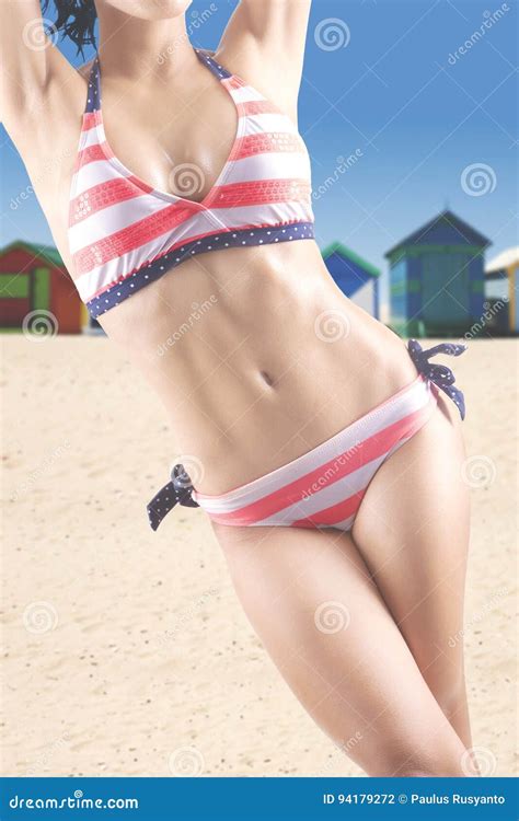 weibliche vorbildliche aufstellung mit bikini auf strand stockfoto bild von vollkommen