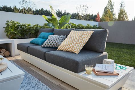 Ce canapé d'extérieur 3 places vous garanti une assise confortable et une longévité sans un grand entretien. Un canapé d'extérieur design et stylé | Leroy Merlin