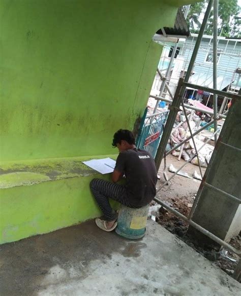 Construction Worker Na Mag Aaral Pinagsasabay Ang Mahirap Niyang