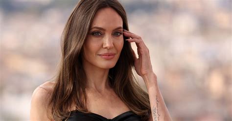 Angelina Jolie Ficou Com Paralisia Facial Antes De Se Divorciar De Brad