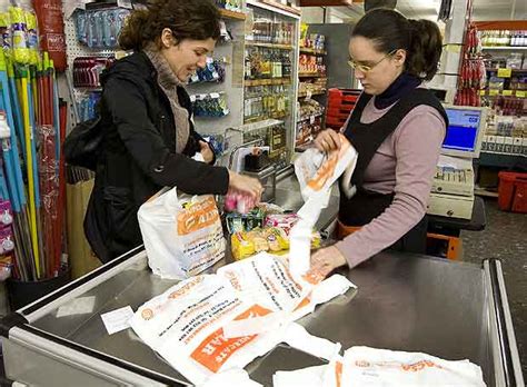 Supermercado de alimentacion precisa 2 cajera y un reponedor para supermercado en formentera, posibilidad de ofrecer vivienda. Una clienta y una cajera en un supermercado de L ...