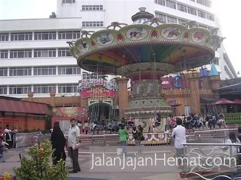 Take a ride on the antique car or get your adrenaline pumping on the space shot ride. Outdoor Theme Park Genting (Malaysia) - Jalan Jajan Hemat