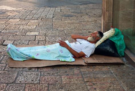 El Dormir De La Persona Sin Hogar Al Aire Libre En El Camino Foto De