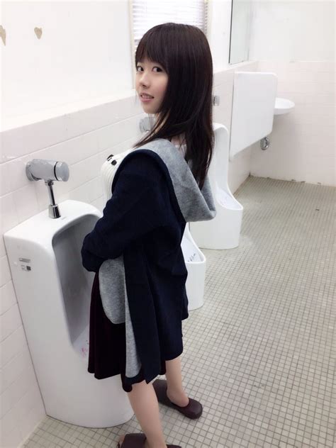【画像】巨乳女さん、男子用トイレの前でおふざけ ワッフル！