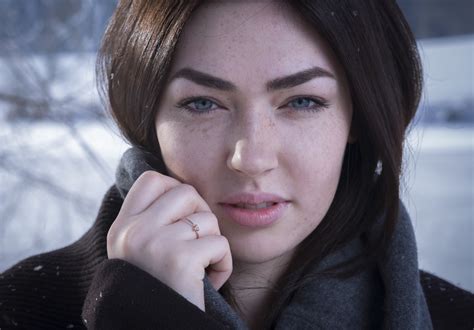 women face freckles blue eyes coats portrait depth of field scarf snowflakes snow