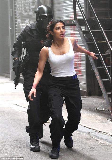 Alex In Peril Priyanka Chopra Gets Pushed Around On The Nyc Set Of Abcs Quantico Daily Mail