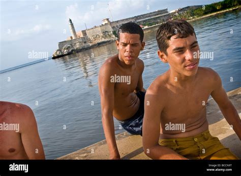 Kuba Havanna Jungs Auf Dem Malecon Stockfoto Bild 24866404 Alamy