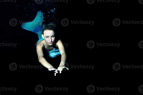 Blonde Beautiful Mermaid Diver Underwater 20347094 Stock Photo At Vecteezy