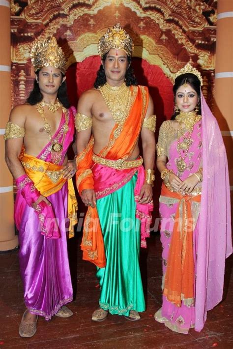Neil Bhatt Gagan Malik And Neha Sargam As Lakshman Ram And Sita On