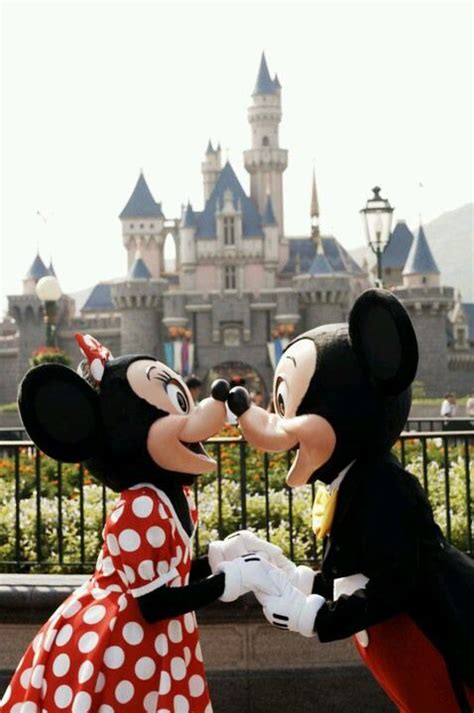 Mickey And Minnie Kiss In Front Of Cinderella S Castle Parc Disney