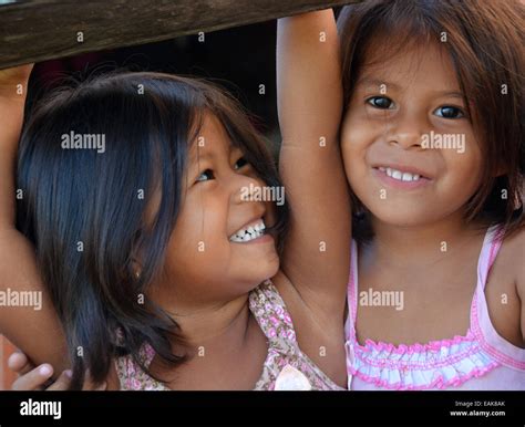 Indigene Brasilien Mädchen Fotos Und Bildmaterial In Hoher Auflösung Alamy