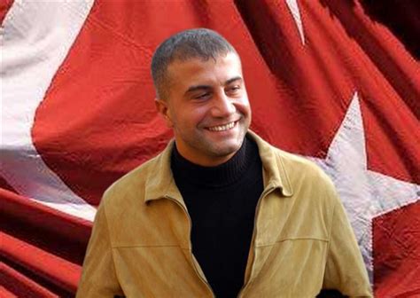 Sedat peker, rize'de düzenlediği mitingde recep tayyip erdoğan'ın destekçisi olduğunu belirtmiş ve trt'de yayınlanan bu dizide sedat peker'in oğlunun oynatılması ile peker'in rize mitingindeki. Sayın Sedat PEKER de; 33 Yıldır Hayâlini Kurduğum ve Büyük ...