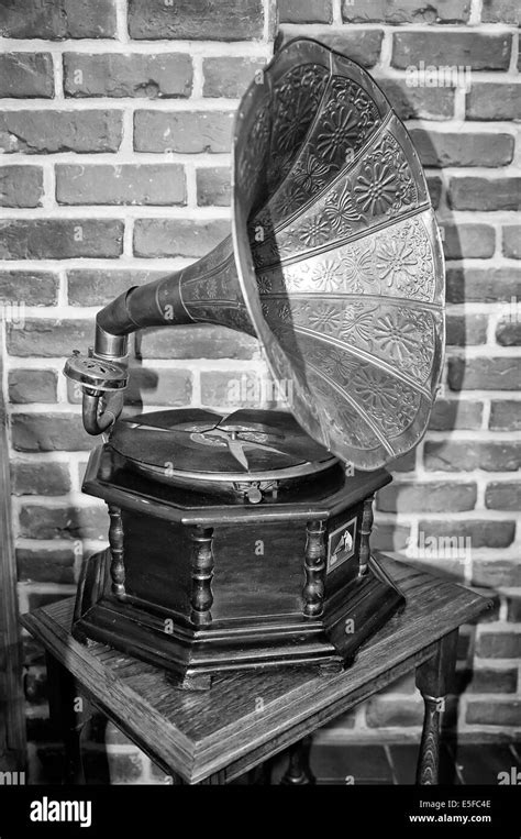 Gramophone Record Player Banque Dimages Noir Et Blanc Alamy