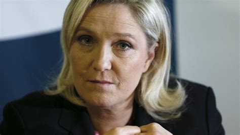 Closer publie des photos de Marine le Pen en maillot de bain, elle