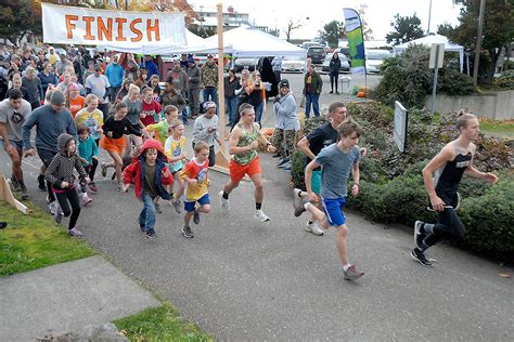 Pumpkin Fun Run Raises Spirits Scholarship Funds Peninsula Daily News