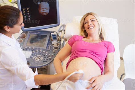 Pregnant Woman Having 4d Ultrasound Scan 962111 Stock Photo At Vecteezy