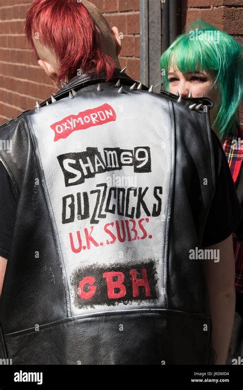 blackpool rebellion festival punk fashion die kleidung frisuren body modifikationen punk style