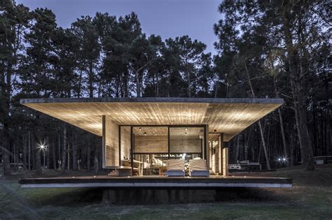 Yes, free parking is available to guests. Forest House / Besonias Almeida Arquitectos | ArchDaily