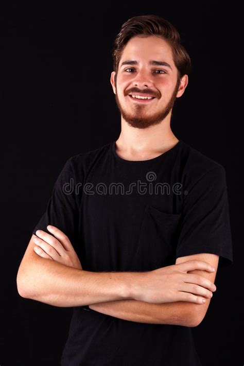 Adulto Profesional Joven En Camiseta Negra Que Sonr E Y Feliz Y