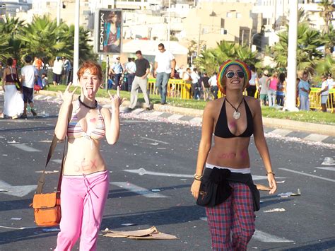 file two women a tel aviv love parade 01 wikimedia commons