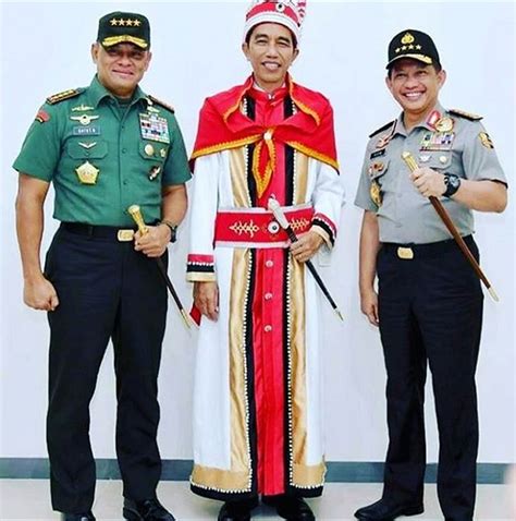 7 Potret Jokowi Kenakan Baju Adat Karismanya Nggak Luntur