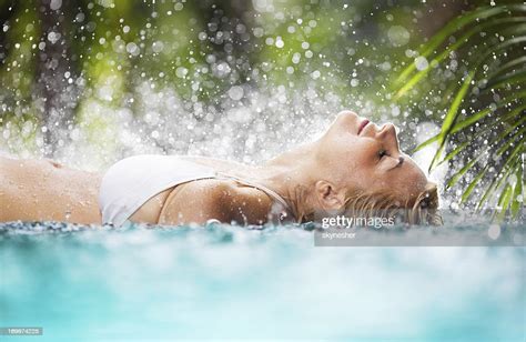 Belle Femme Allongée Dans La Piscine Tropicale Photo Getty Images