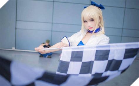 bộ ảnh cosplay saber sexy tinh khôi trong trang phục đua xe mới lạ