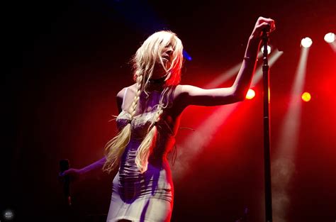 Hd Wallpaper Taylor Momsen Performance Stage Performance Space