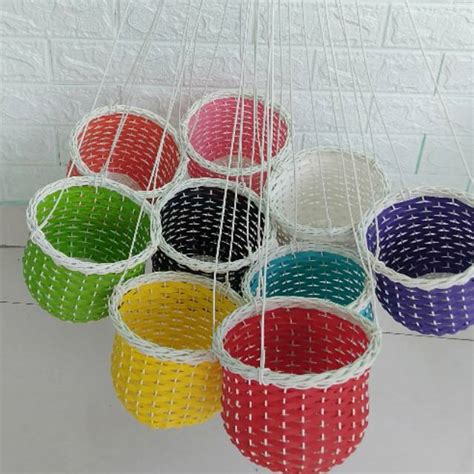 Jika kamu adalah pemula yang tertarik memajangnya, bunga gantung tahan panas di bawah ini akan jadi pilihan yang tepat! Pot Bunga Gantung Rotan Sintetis D15 | Shopee Indonesia