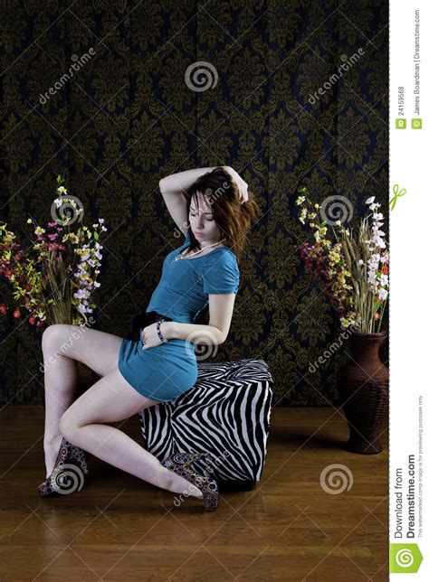 Een Mooie Vrouw In Een Weinig Groene Kleding Stock Foto Image Of