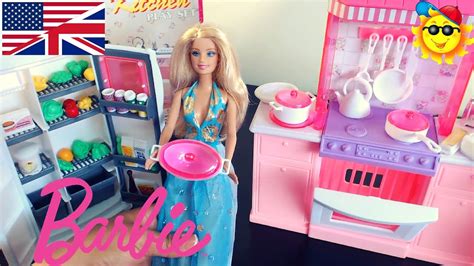 Hora de cocinar perros calientes. Barbie Gourmet Kitchen 2016 - Barbie Toys - YouTube