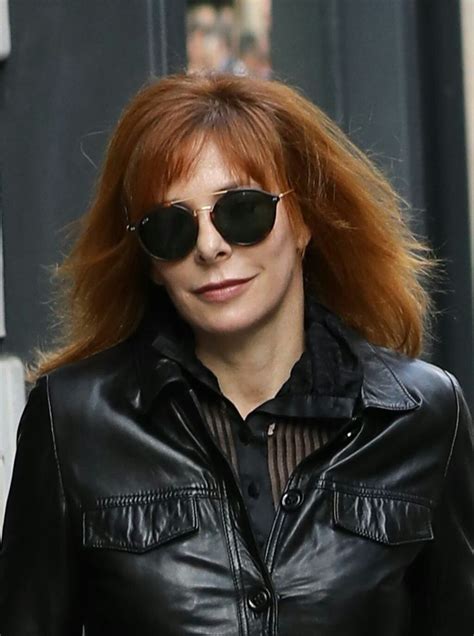 She holds the record for the most number one. Mylène Farmer en 2020 | Farmer mylène, Pochette vinyle ...