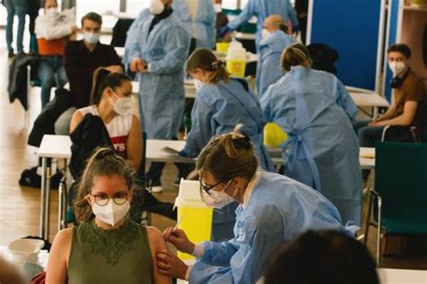 Die zahl der dortigen neuinfektion sei zwar vergleichsweise niedrig, sagte spahn. Mehr Freiheiten für Geimpfte und Genesene - Das gilt seit ...